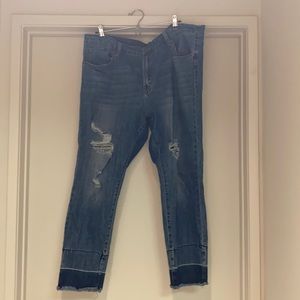 Skinny jeans with ripped knee